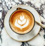 Kaffeetasse mit Latte Art Pexels studio Naae
